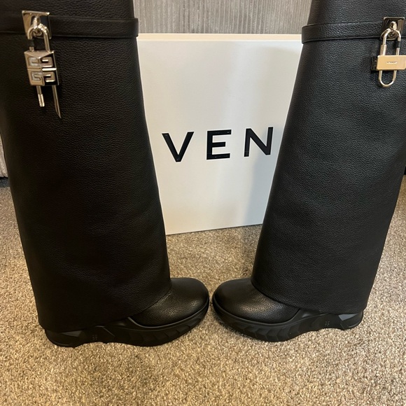 Givenchy - Picture 3 of 3